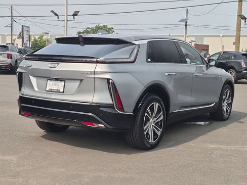 Certified 2024 Cadillac Lyriq Luxury AWD/4WD image 7