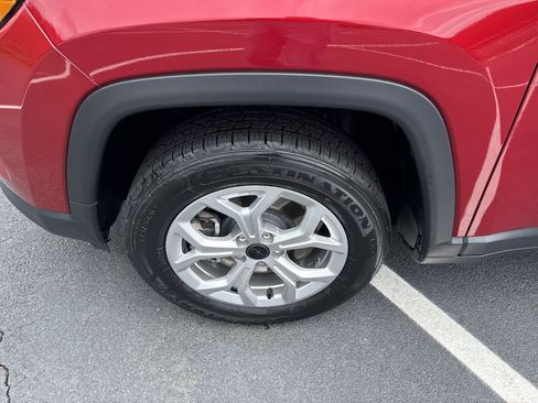 Used 2025 Jeep Compass Latitude AWD/4WD image 9