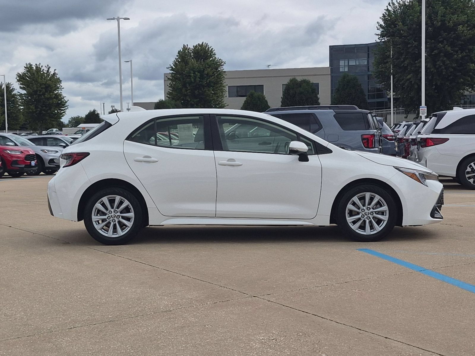 Used 2024 Toyota Corolla SE w/ SE Package FWD image 5