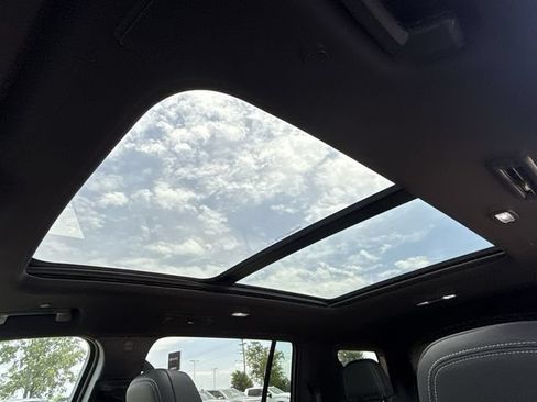 New 2026 Chevrolet Traverse LT w/ Sun and Wheel Package FWD image 28