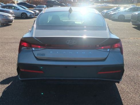 Used 2024 Hyundai Elantra SE image 4