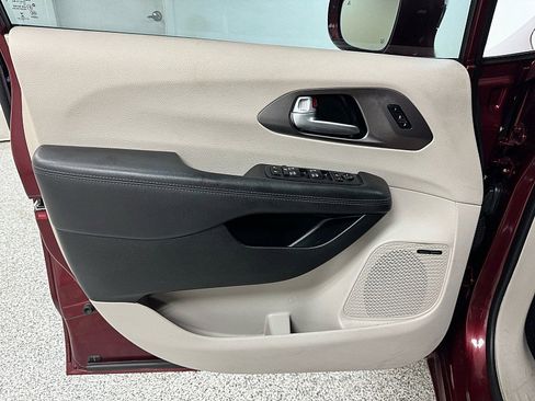 Used 2018 Chrysler Pacifica Limited w/ Tire & Wheel Group image 9