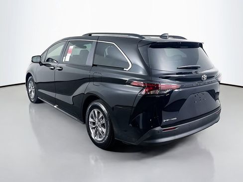 New 2026 Toyota Sienna XLE image 7