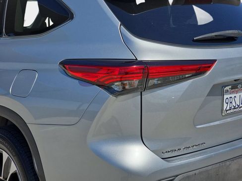 Used 2021 Toyota Highlander XLE FWD image 40