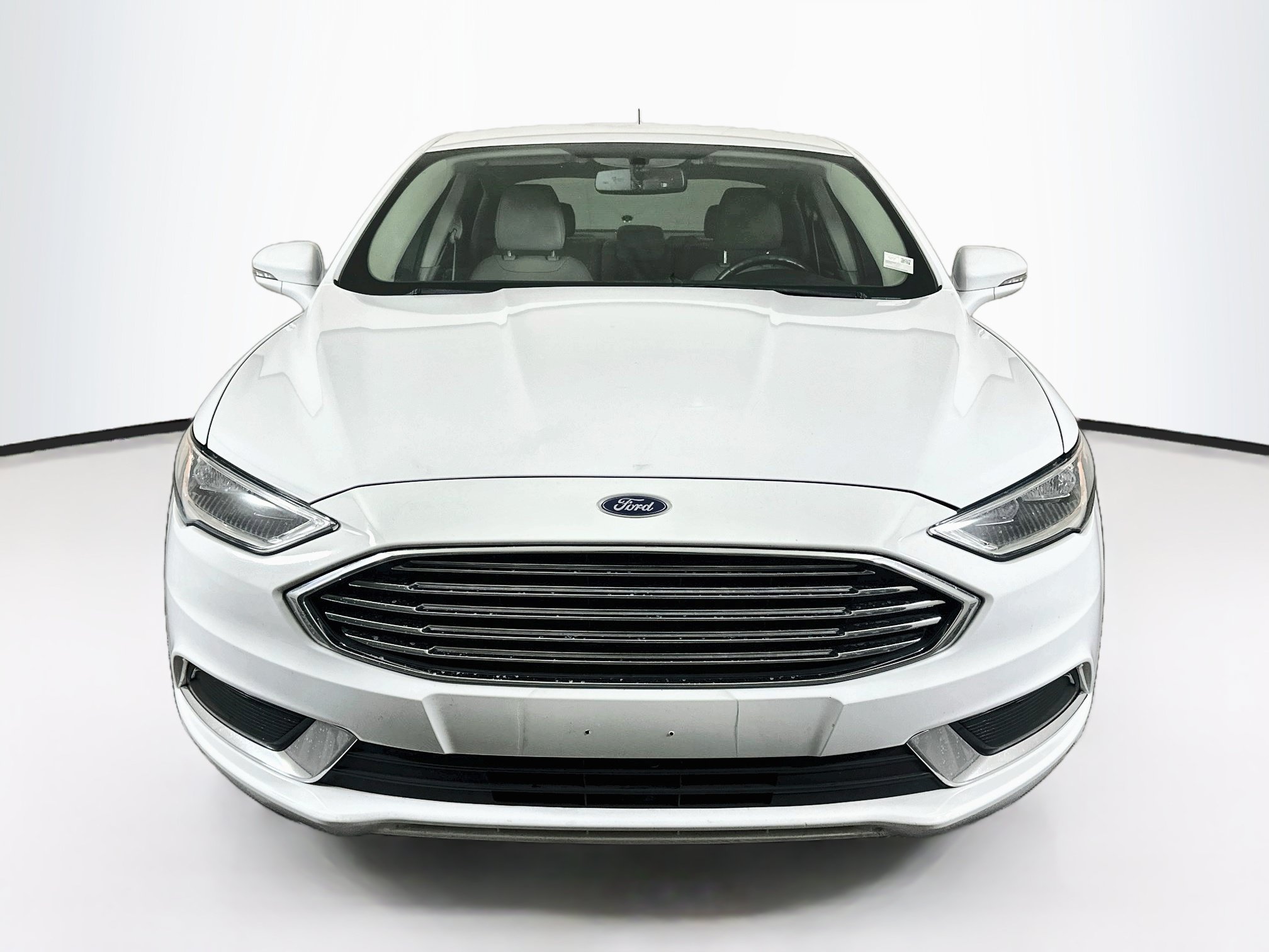 Used 2018 Ford Fusion SE w/ Fusion SE Technology Package FWD image 2