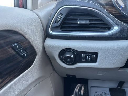 Used 2022 Chrysler Pacifica Limited image 13