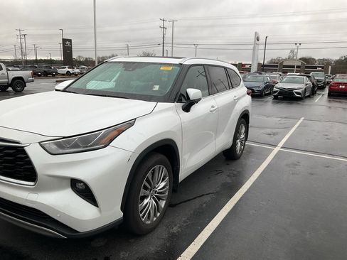 Used 2024 Toyota Highlander Platinum image 12