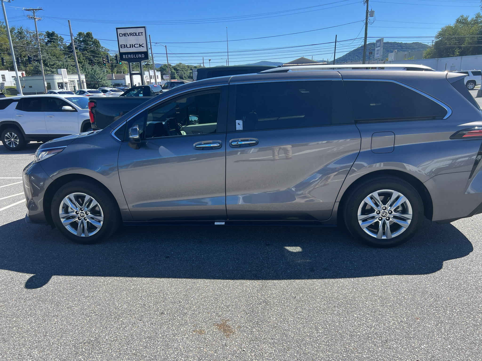 Used 2024 Toyota Sienna Limited AWD/4WD image 7