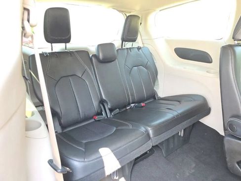 Used 2023 Chrysler Pacifica Touring-L FWD image 18