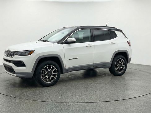 Used 2025 Jeep Compass Trailhawk AWD/4WD image 3