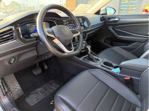 Used 2024 Volkswagen Jetta SE FWD image 2