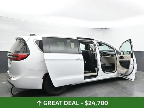 Used 2024 Chrysler Pacifica Touring-L FWD image 59