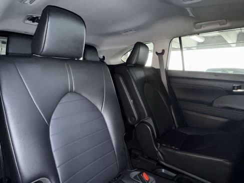Used 2023 Toyota Highlander XLE FWD image 26