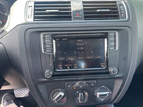 Used 2017 Volkswagen Jetta SE image 12