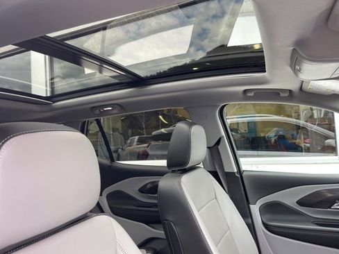 Used 2023 GMC Terrain SLT w/ Tech Package image 10