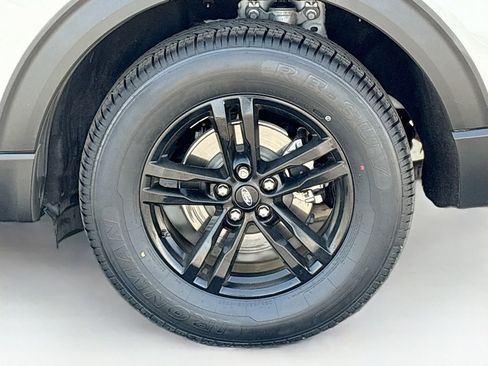 Used 2022 Ford Explorer XLT w/ Equipment Group 202A AWD/4WD image 31