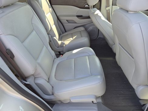 Used 2017 GMC Acadia SLT FWD image 24