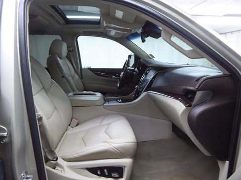 Used 2016 Cadillac Escalade Luxury AWD/4WD image 23