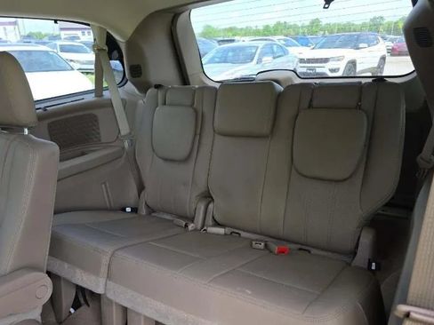 Used 2015 Chrysler Town & Country Touring-L w/ Driver Convenience Group FWD image 9