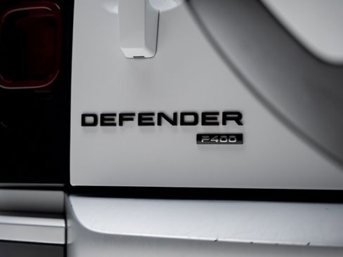 Used 2023 Land Rover Defender 130 SE image 32