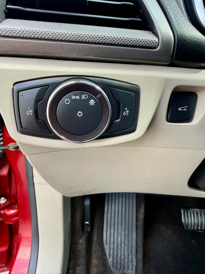 Used 2019 Ford Fusion SE FWD image 21