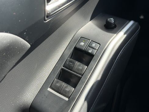 Used 2020 Toyota Highlander XLE FWD image 18