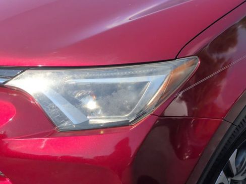 Used 2018 Toyota RAV4 LE FWD image 10