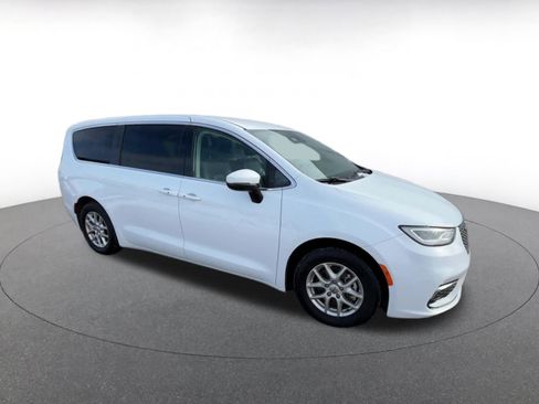 Used 2023 Chrysler Pacifica Touring-L image 2
