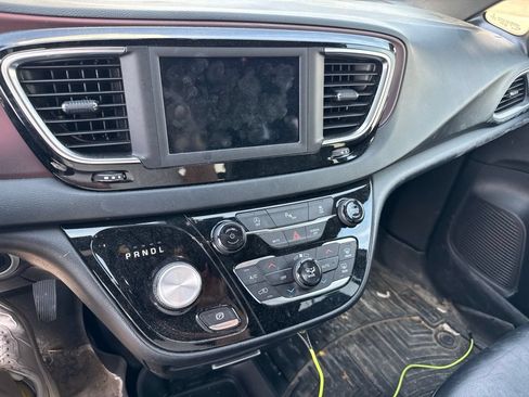 Used 2020 Chrysler Pacifica Touring-L FWD image 14