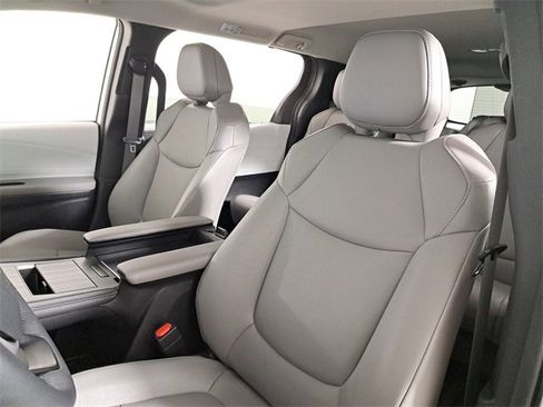 Used 2025 Toyota Sienna XLE image 19