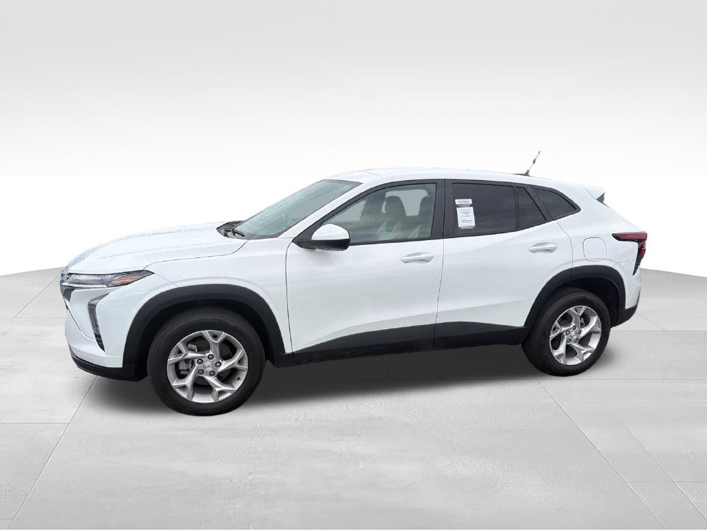 Used 2024 Chevrolet Trax LS w/ LS Convenience Package FWD image 3