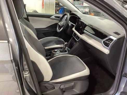 Certified 2025 Volkswagen Taos SE w/ Panoramic Sunroof Package AWD/4WD image 18