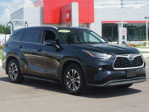 Used 2022 Toyota Highlander XLE image 2