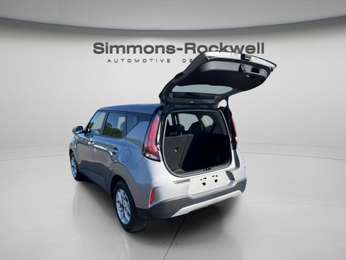 Used 2025 Kia Soul LX w/ LX Technology Package FWD image 9