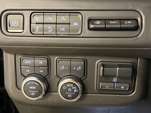 Used 2023 GMC Yukon XL Denali Ultimate AWD/4WD image 16