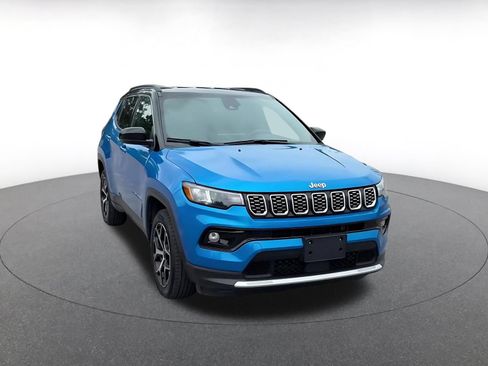 Used 2025 Jeep Compass Limited AWD/4WD image 3