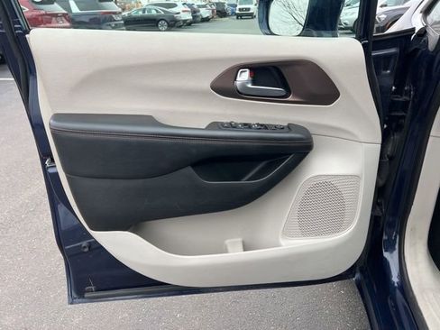 Used 2018 Chrysler Pacifica Touring Plus image 24