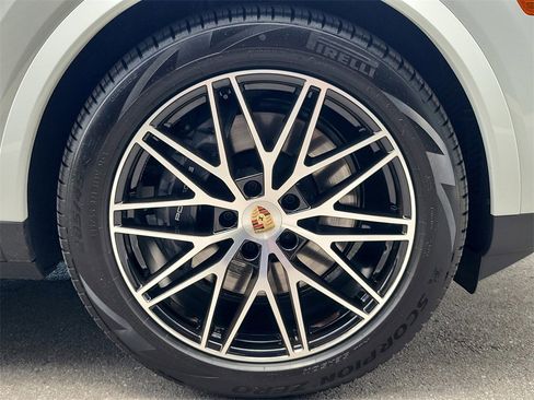 Used 2025 Porsche Cayenne Base image 12