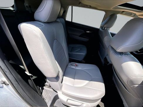 Used 2021 Toyota Highlander XLE FWD image 25