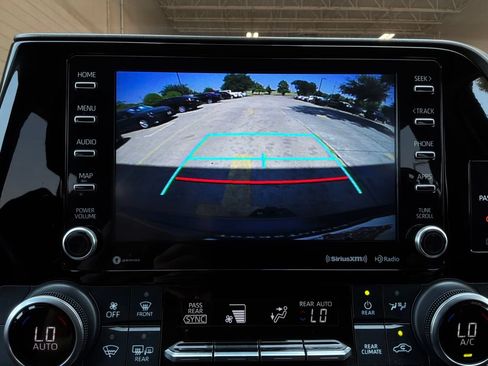 Used 2022 Toyota Highlander LE AWD/4WD image 34