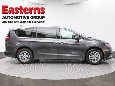 Used 2023 Chrysler Voyager LX FWD image 4