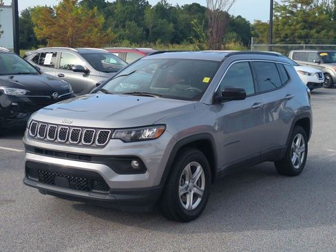 Used 2024 Jeep Compass Latitude AWD/4WD image 8