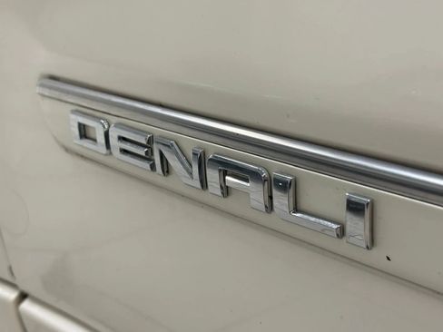 Used 2011 GMC Acadia Denali image 22