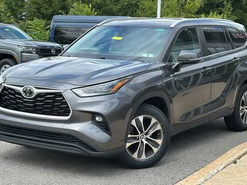 Used 2023 Toyota Highlander XLE FWD image 1