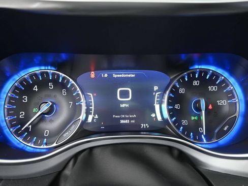 Used 2025 Chrysler Pacifica Limited FWD image 38