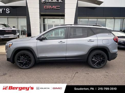 Used 2023 GMC Terrain SLE w/ Driver Convenience Package image 2
