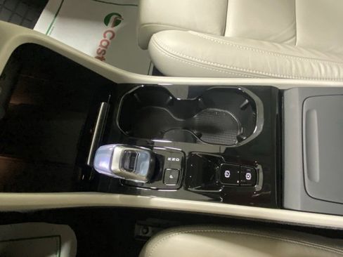 Certified 2024 Volvo XC40 B5 Ultimate w/ Protection Package Premier image 27