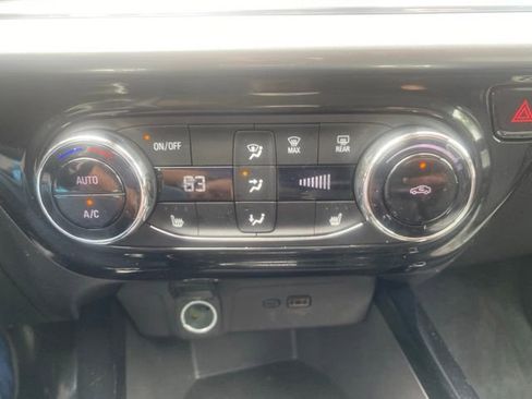 Used 2025 Chevrolet Trax LT w/ LT Convenience Package FWD image 37