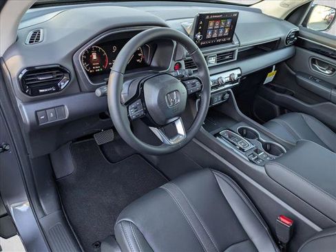 New 2025 Honda Pilot Touring image 3