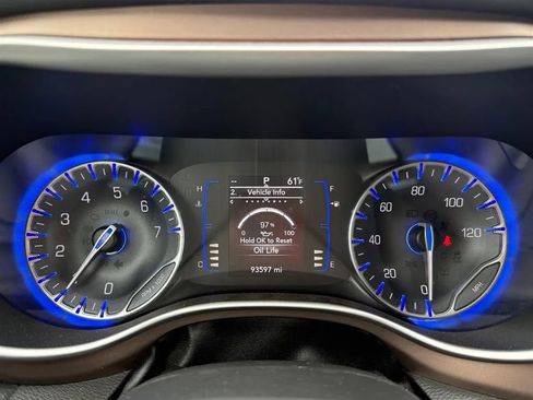 Used 2018 Chrysler Pacifica Touring-L FWD image 13